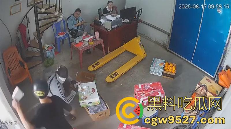 越南海防水果批发市场,发生重大砍人事件,男子手持菜刀疯狂劈砍,导致三人身受重伤,现场视频流出!-6