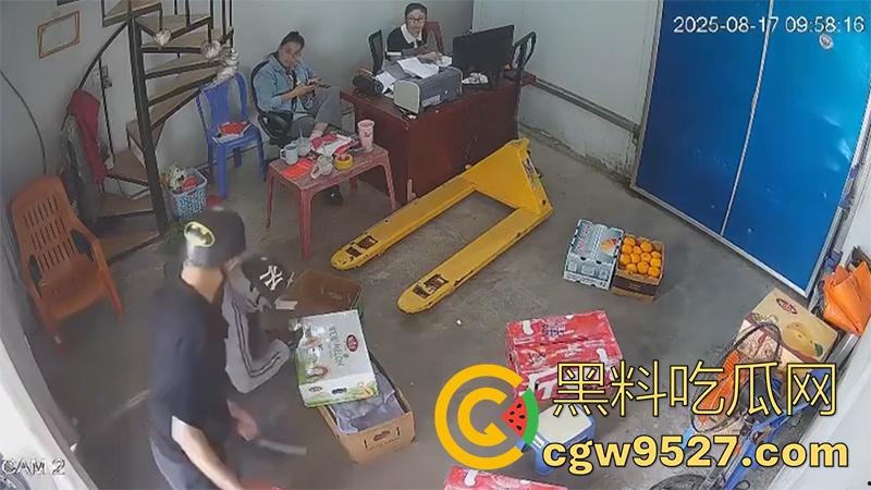 越南海防水果批发市场,发生重大砍人事件,男子手持菜刀疯狂劈砍,导致三人身受重伤,现场视频流出!-7