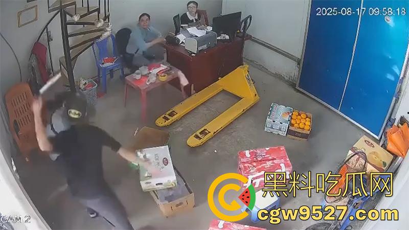 越南海防水果批发市场,发生重大砍人事件,男子手持菜刀疯狂劈砍,导致三人身受重伤,现场视频流出!-8