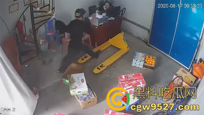 越南海防水果批发市场,发生重大砍人事件,男子手持菜刀疯狂劈砍,导致三人身受重伤,现场视频流出!-9