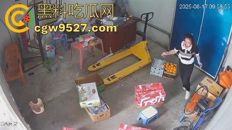 越南海防水果批发市场,发生重大砍人事件,男子手持菜刀疯狂劈砍,导致三人身受重伤,现场视频流出!-10