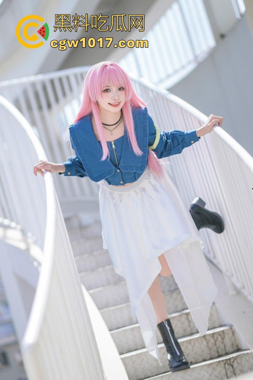 自习课惊现后排同学上课打飞机!边看平板边掏出大屌狂撸,这哥们只能说真生猛,太投入了被偷拍都没发现!-2