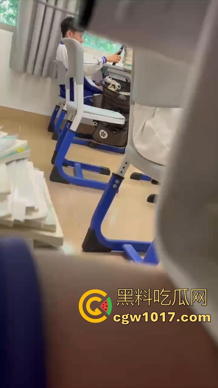 自习课惊现后排同学上课打飞机!边看平板边掏出大屌狂撸,这哥们只能说真生猛,太投入了被偷拍都没发现!-4