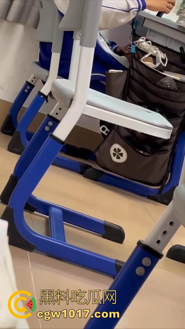 自习课惊现后排同学上课打飞机!边看平板边掏出大屌狂撸,这哥们只能说真生猛,太投入了被偷拍都没发现!-6