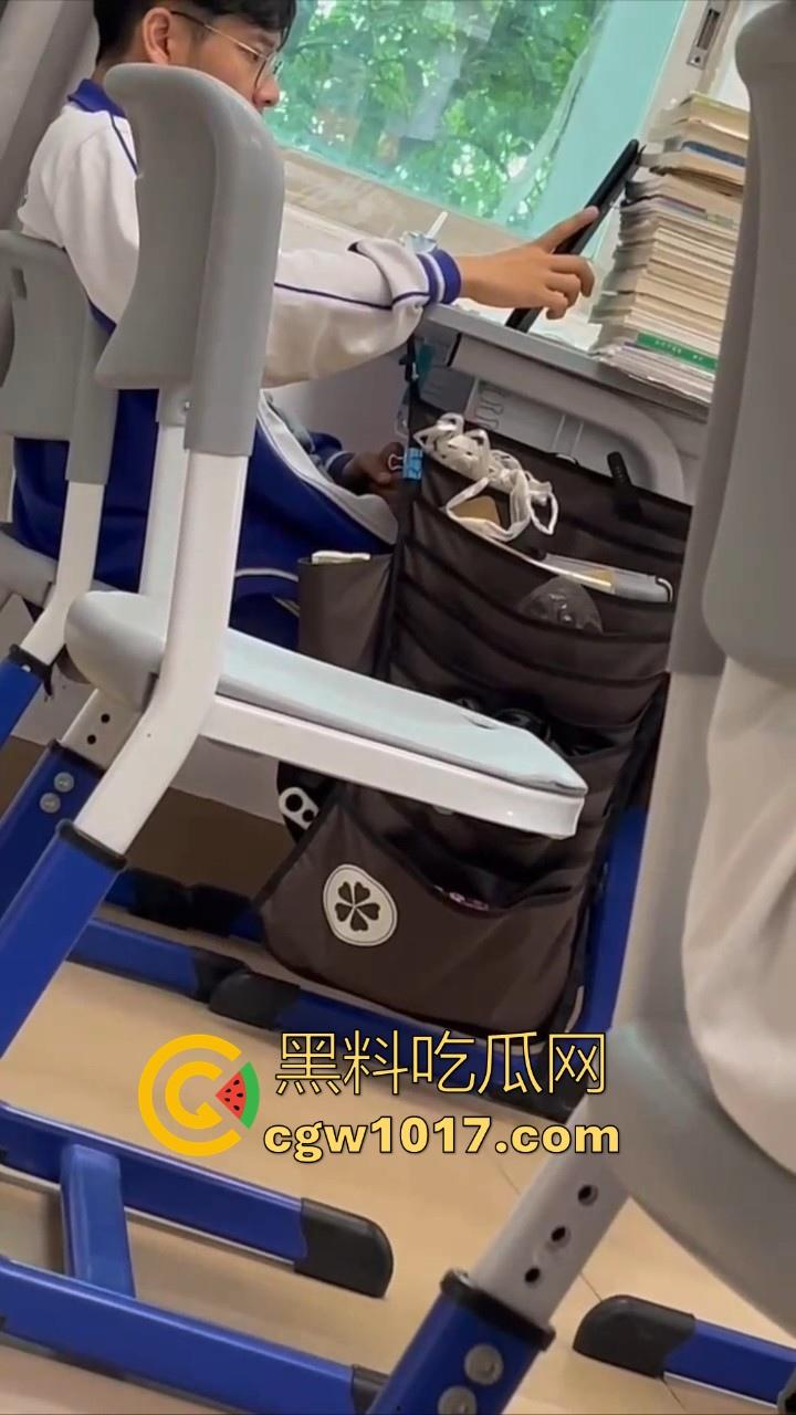 自习课惊现后排同学上课打飞机!边看平板边掏出大屌狂撸,这哥们只能说真生猛,太投入了被偷拍都没发现!-7