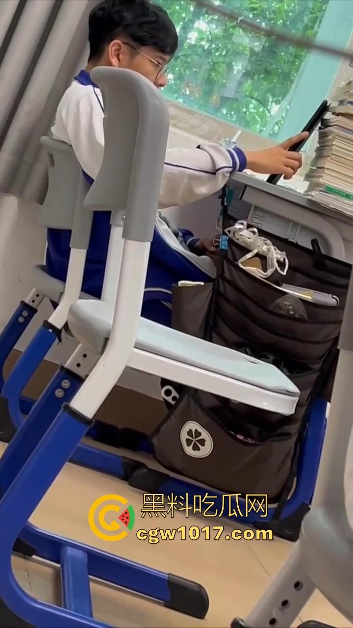 自习课惊现后排同学上课打飞机!边看平板边掏出大屌狂撸,这哥们只能说真生猛,太投入了被偷拍都没发现!-8