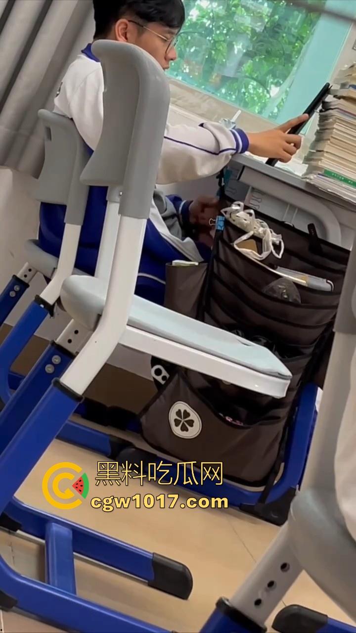 自习课惊现后排同学上课打飞机!边看平板边掏出大屌狂撸,这哥们只能说真生猛,太投入了被偷拍都没发现!-9