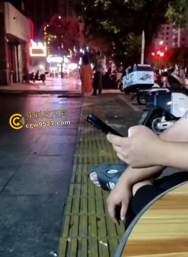 福建三明扬祖大药房老板娘偷情,被老公当场抓到,情夫躲药店不敢出来,路人看这女人这么老以为是他妈!-1