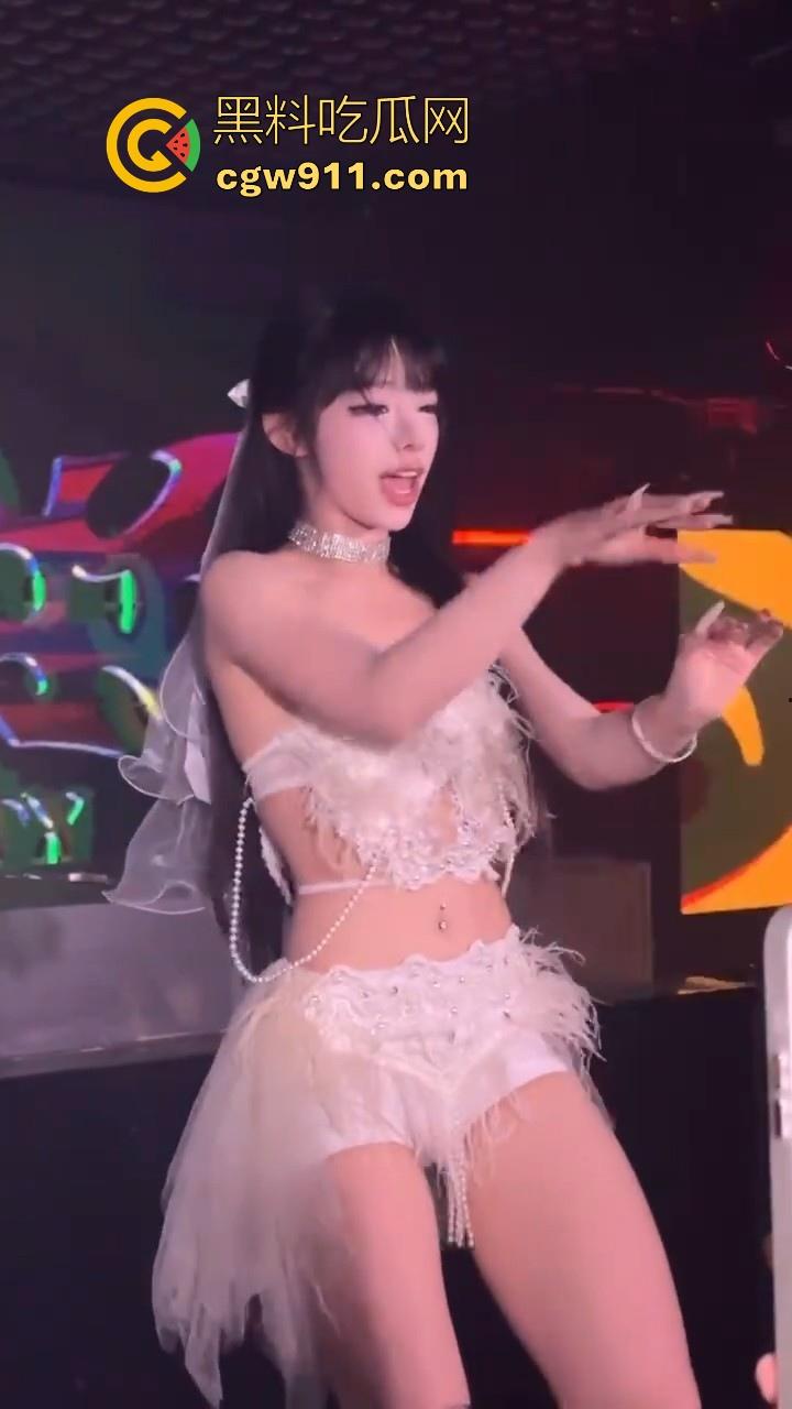 前面跳得有多骚,私下给就操的有多狼狈,土豪重金拿下酒吧模特,骑乘内射狠狠满足!-3