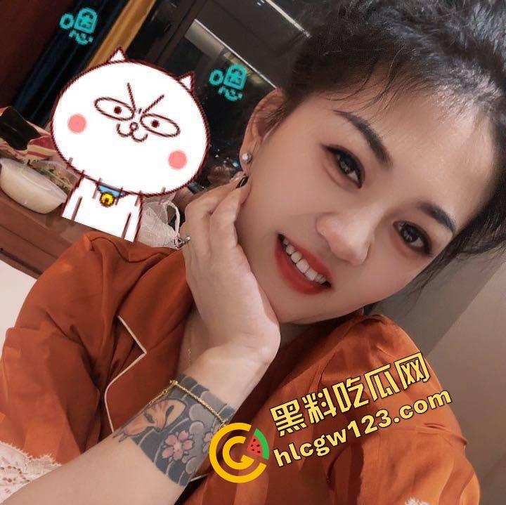 国外高中生是真的开放,骚逼女生摸了摸男友鸡巴就不行了 ,教室桌上趴着操到逼肿站不稳!-1