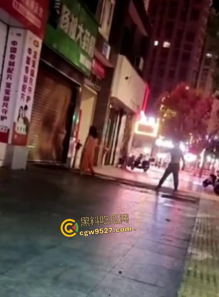 福建三明扬祖大药房老板娘偷情,被老公当场抓到,情夫躲药店不敢出来,路人看这女人这么老以为是他妈!-3