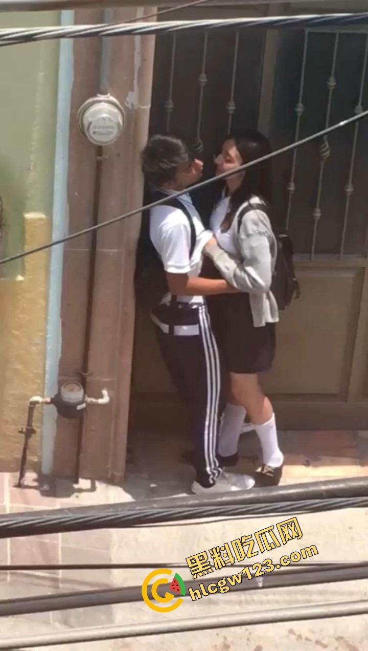 国外高中生是真的开放,骚逼女生摸了摸男友鸡巴就不行了 ,教室桌上趴着操到逼肿站不稳!-2