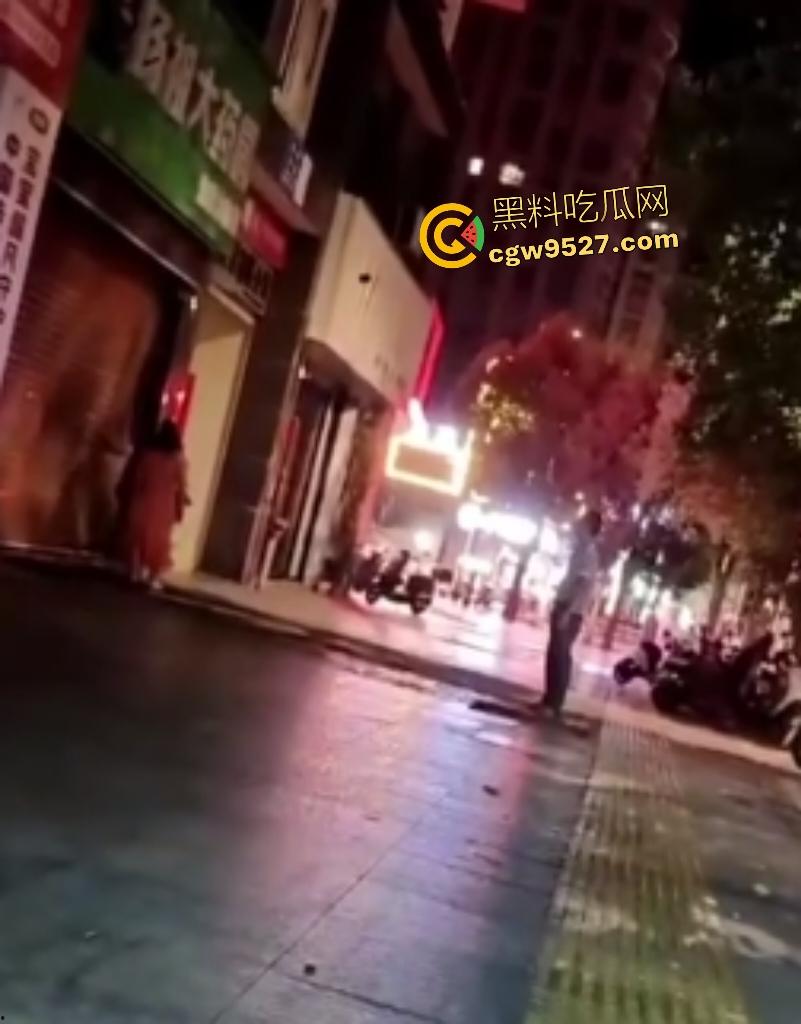 福建三明扬祖大药房老板娘偷情,被老公当场抓到,情夫躲药店不敢出来,路人看这女人这么老以为是他妈!-5