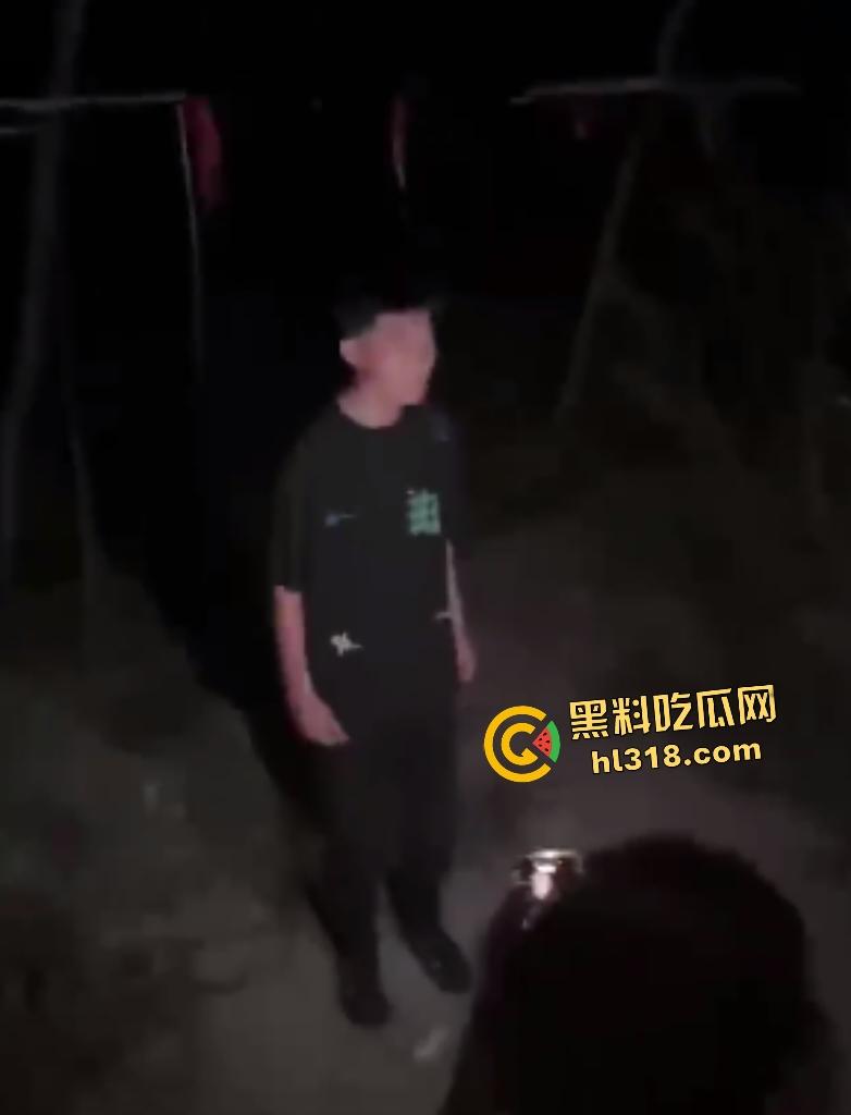 高一恶霸逼学生爷爷奶奶下跪磕头,孙子反击大骂,黑涩会加特林烟花狂喷,最后霸凌者被抓来跪地!-4