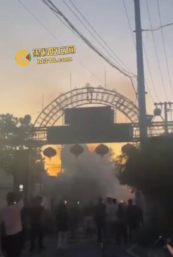 高一恶霸逼学生爷爷奶奶下跪磕头,孙子反击大骂,黑涩会加特林烟花狂喷,最后霸凌者被抓来跪地!-6