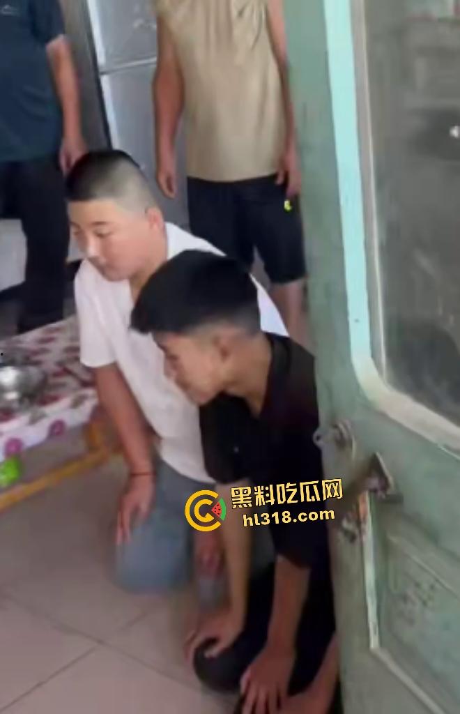 高一恶霸逼学生爷爷奶奶下跪磕头,孙子反击大骂,黑涩会加特林烟花狂喷,最后霸凌者被抓来跪地!-8