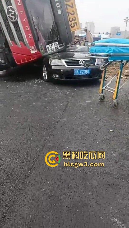 成都郫县渣土车侧翻压塌小轿车，事故致三死一伤，原因疑为小车强行变道！-1