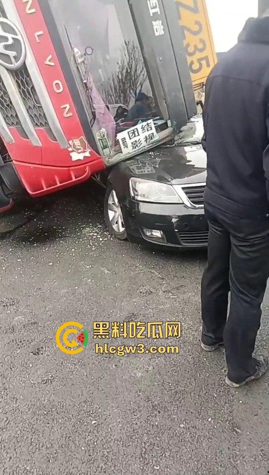 成都郫县渣土车侧翻压塌小轿车，事故致三死一伤，原因疑为小车强行变道！-3