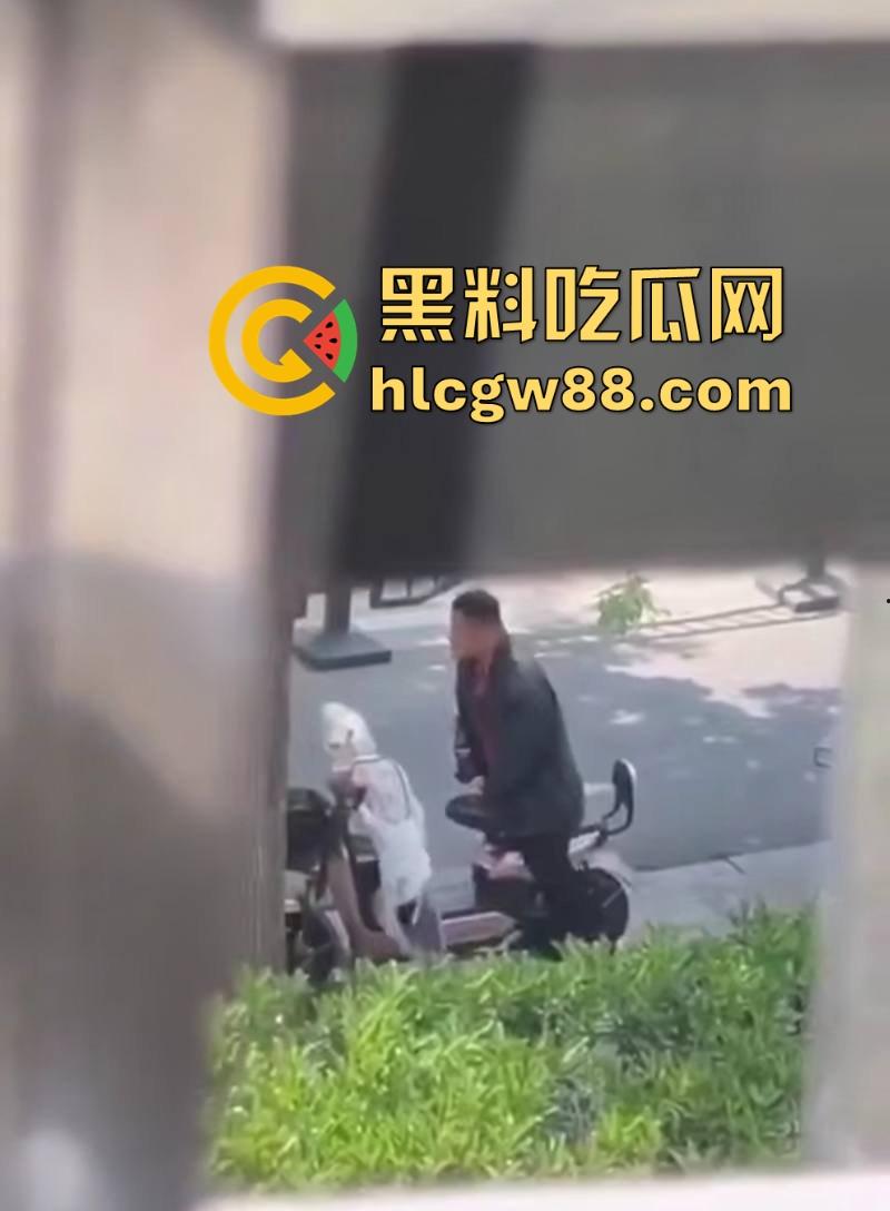 炸裂！男子公共场合操电瓶车  粉色的 一看就是女神骑的 这是靠近女神最近的一次！-4