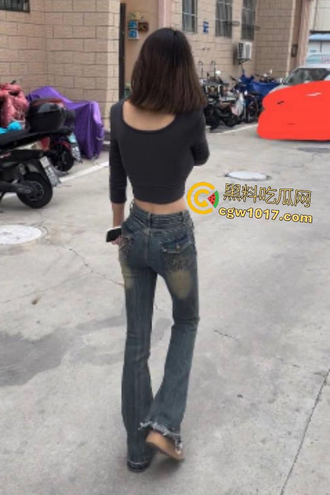 气质熟女【郭美烨】毛太多被金主喊刮逼毛,坐浴缸用脱毛膏剃刀刮成嫩逼,再不刮干净就刺金主嘴巴了!-1