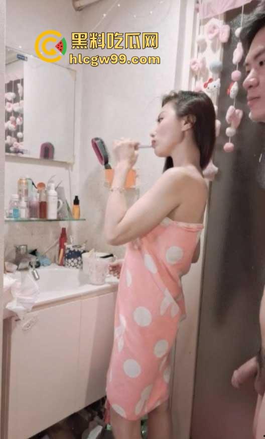 广州高颜值性感少妇【李梅】自录性爱片,家中无套狂操,边干边拍留作纪念,被抽插到淫叫不止,骚穴深处干出真火!-2