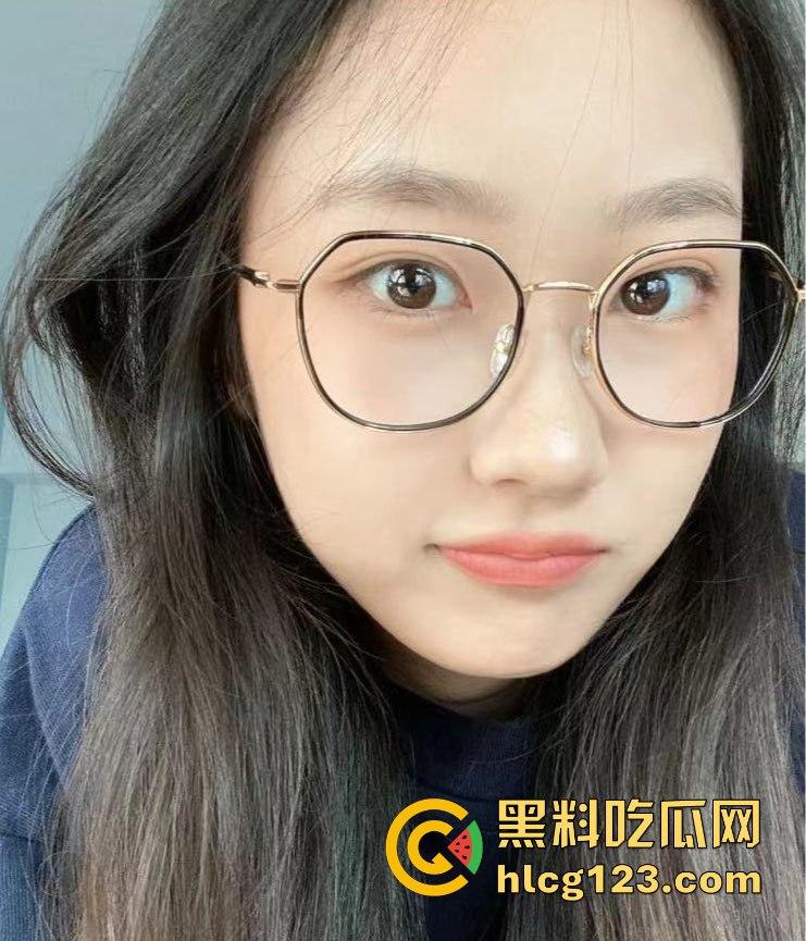 襄阳服装学院大三刘宝丽宿舍直播惹火!肥美大屁股加上白嫩微胖身材-1