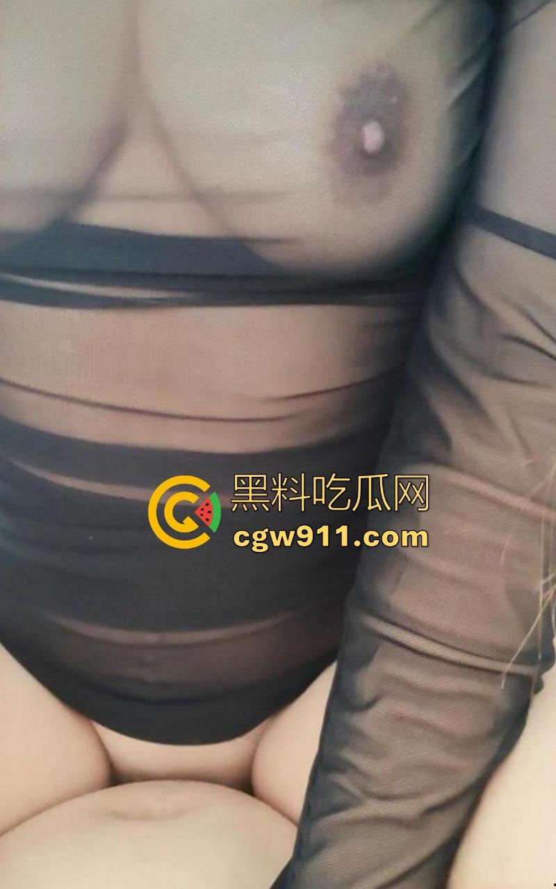 海角乱伦!哄骗发情嫂子说表姐睡觉,故意接近脱衣,大力打桩让其浪叫给表姐听,骚的一批!-3