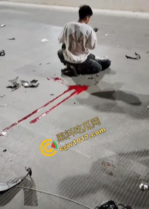 普宁市血腥车祸现场曝光!摩托车被撞飞,车主血流一地,惨不忍睹,幸存者惨叫声撕心裂肺,围观者目无法直视!-3