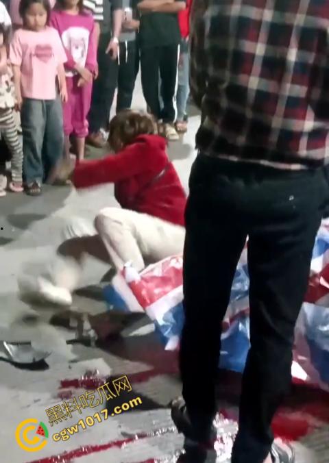 普宁市血腥车祸现场曝光!摩托车被撞飞,车主血流一地,惨不忍睹,幸存者惨叫声撕心裂肺,围观者目无法直视!-6