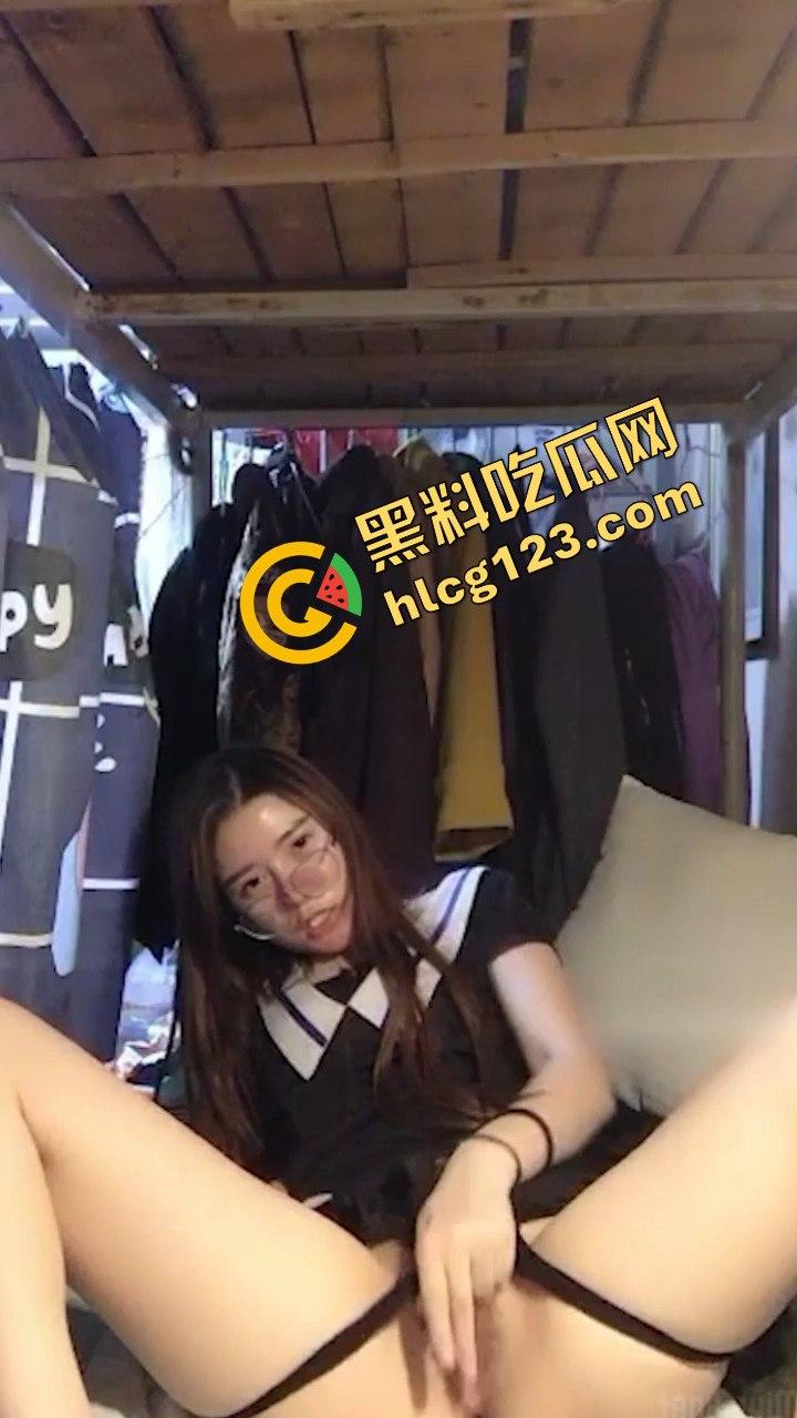 襄阳服装学院大三刘宝丽宿舍直播惹火!肥美大屁股加上白嫩微胖身材-11