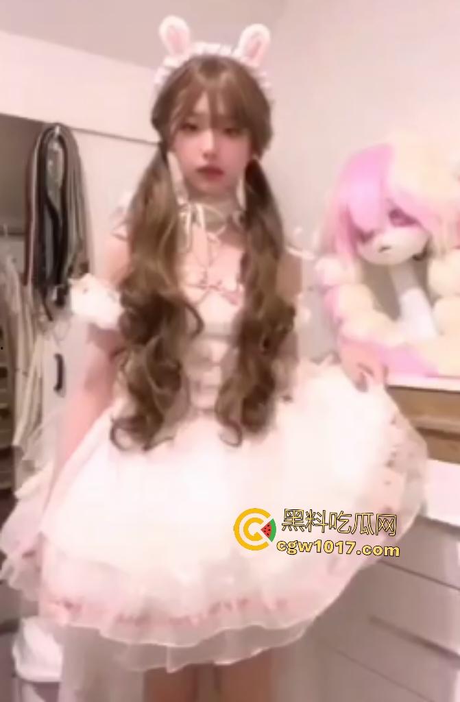 JK萝莉【阳雯倩】正要出门突然接到主人任务,视频自慰插逼,裙子脱光嘴咬内裤比耶,假阴茎狂插直达高潮!-1