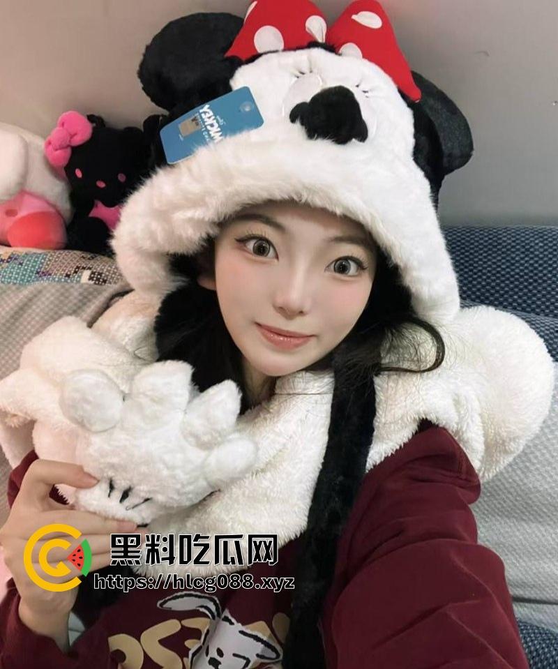 重庆蜜桃臀骚妻【武思思】偷情大瓜,单位领导无套后入操翻天,开档黑丝大屁股被内射,老公头顶绿得发光!-3