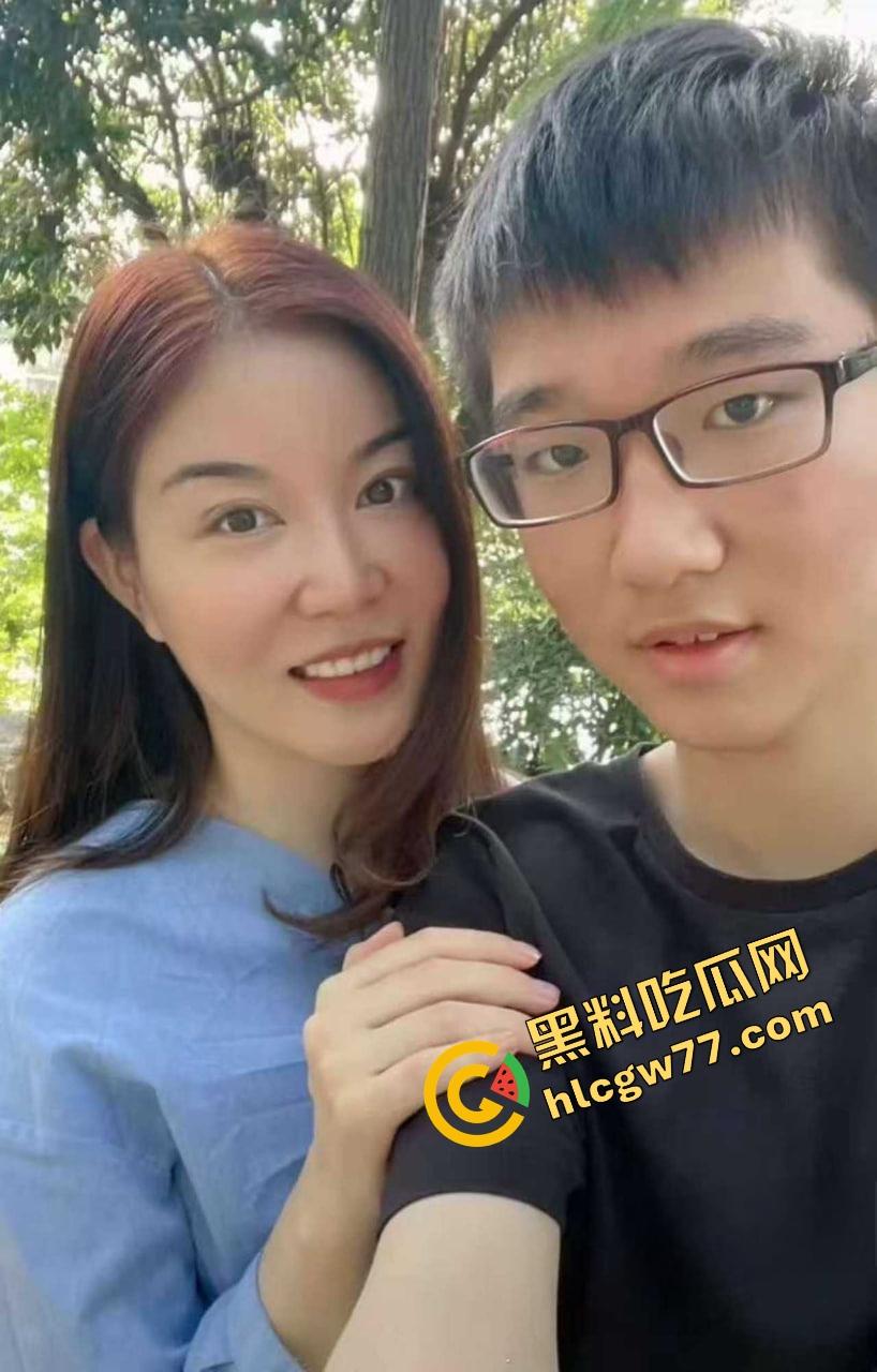 单亲妈妈微博性感腰包饺子勾魂,紧身裙裹臀被后入爆操嫩逼菊花双开,浪名求深射满骚洞!-2