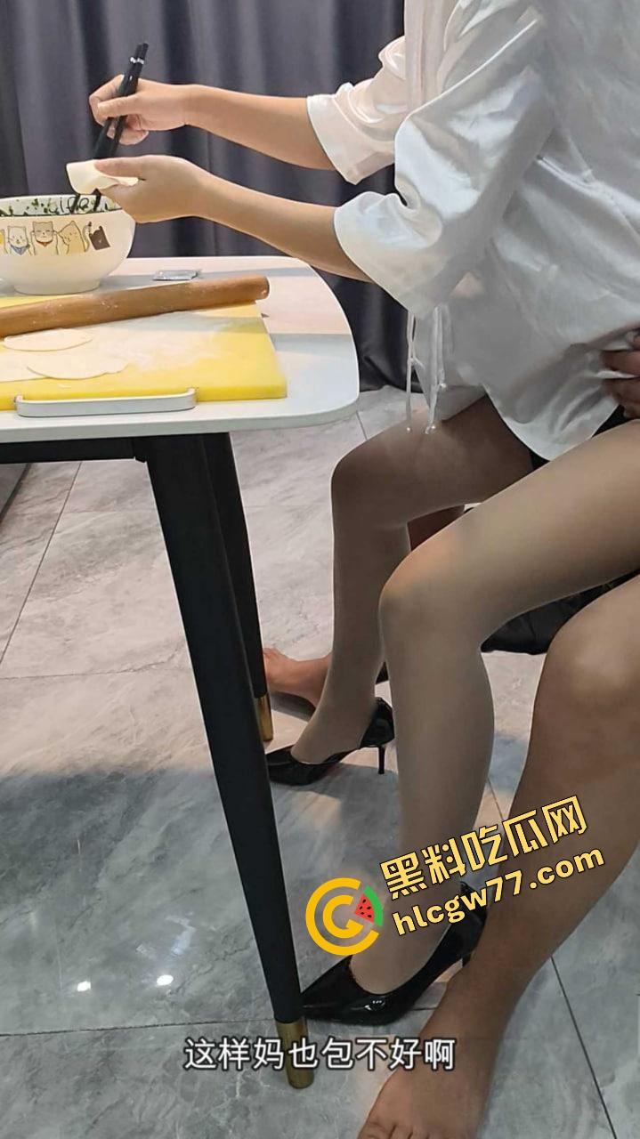 单亲妈妈微博性感腰包饺子勾魂,紧身裙裹臀被后入爆操嫩逼菊花双开,浪名求深射满骚洞!-5