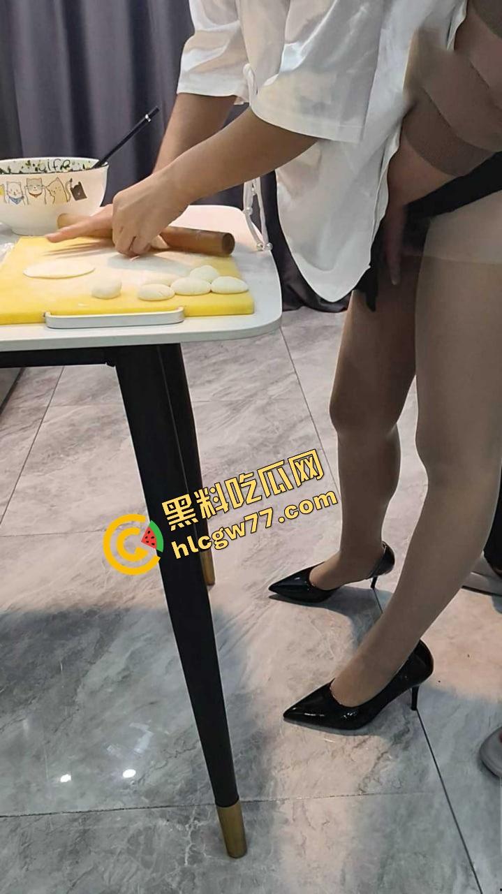 单亲妈妈微博性感腰包饺子勾魂,紧身裙裹臀被后入爆操嫩逼菊花双开,浪名求深射满骚洞!-7