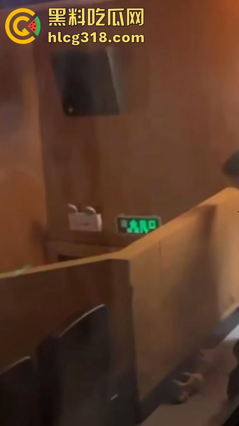 电影院假期工情侣打工,发现女友竟偷情主管,趁影厅没人激情后入,拍下证据在学校曝光!-1