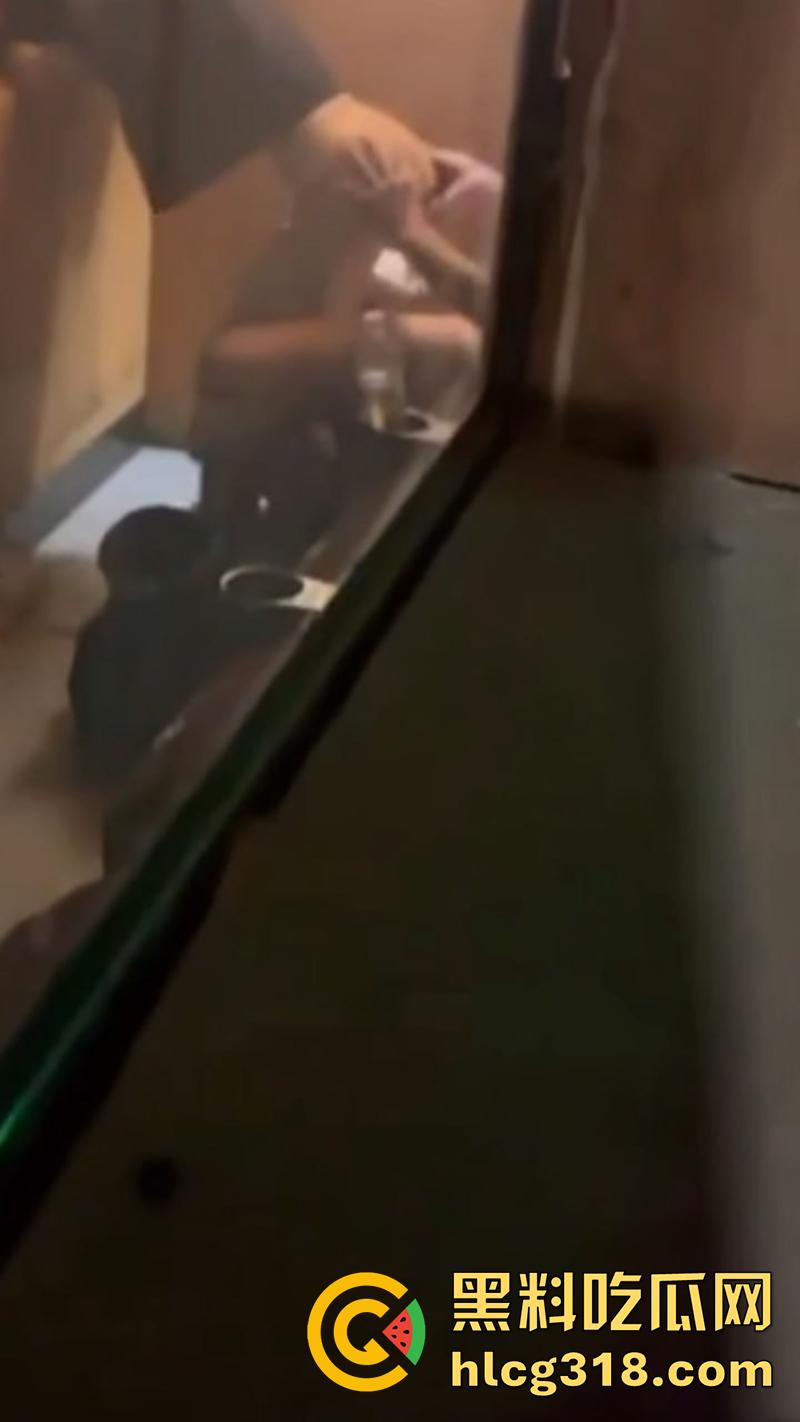 电影院假期工情侣打工,发现女友竟偷情主管,趁影厅没人激情后入,拍下证据在学校曝光!-2