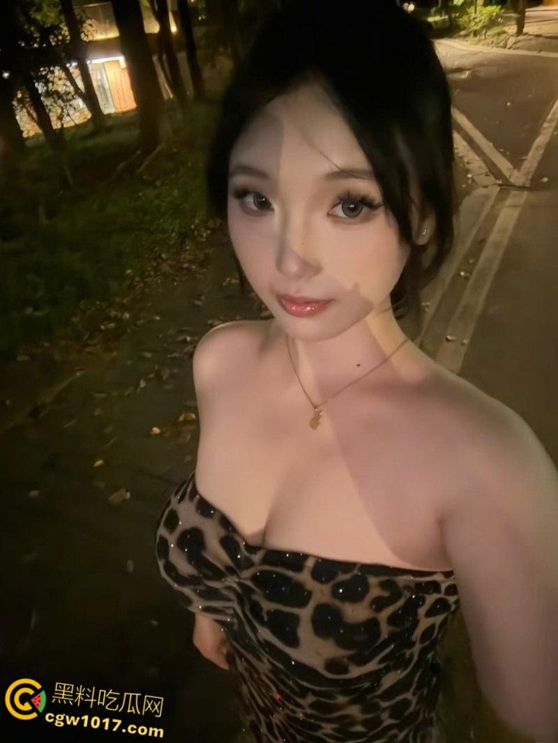 广西桂林精神小妹【冯诗瑶】,黑丝连体情趣制服女上骑乘,口交吞屌多体位激情爆操,娇喘淫荡白浆流淌!-1