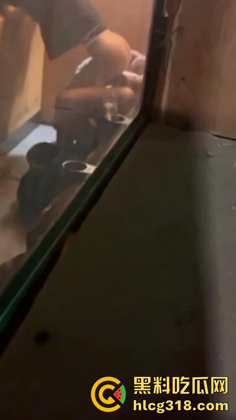 电影院假期工情侣打工,发现女友竟偷情主管,趁影厅没人激情后入,拍下证据在学校曝光!-4