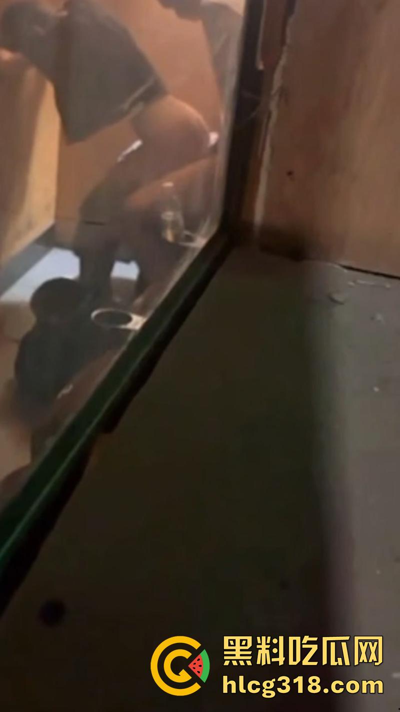 电影院假期工情侣打工,发现女友竟偷情主管,趁影厅没人激情后入,拍下证据在学校曝光!-5