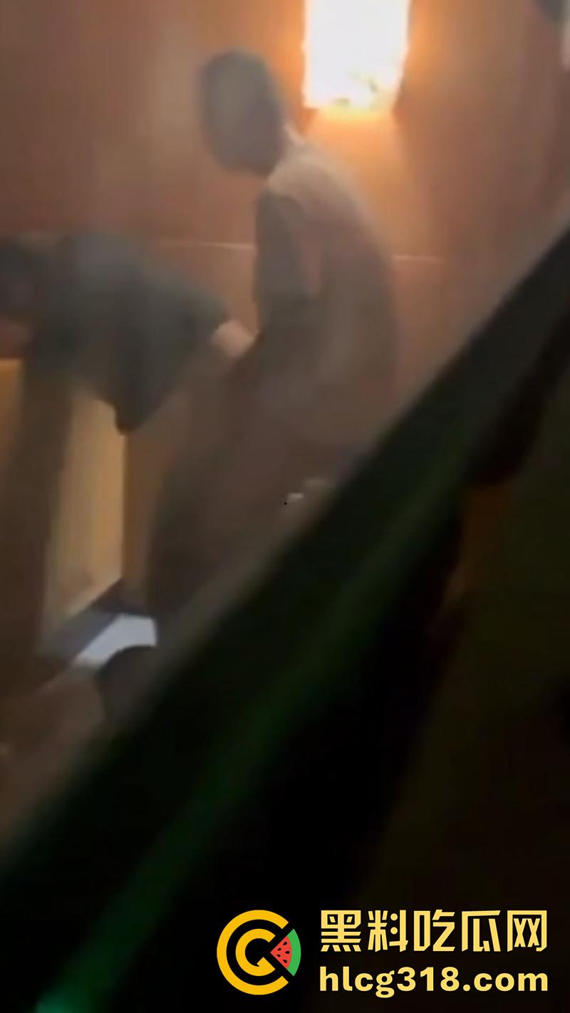 电影院假期工情侣打工,发现女友竟偷情主管,趁影厅没人激情后入,拍下证据在学校曝光!-6