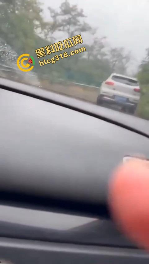 兄弟能不能积点德?人家正车震高潮你冒雨开门拍视频,肉棒还没插进去就被吓萎,这心理阴影得有多大!-2