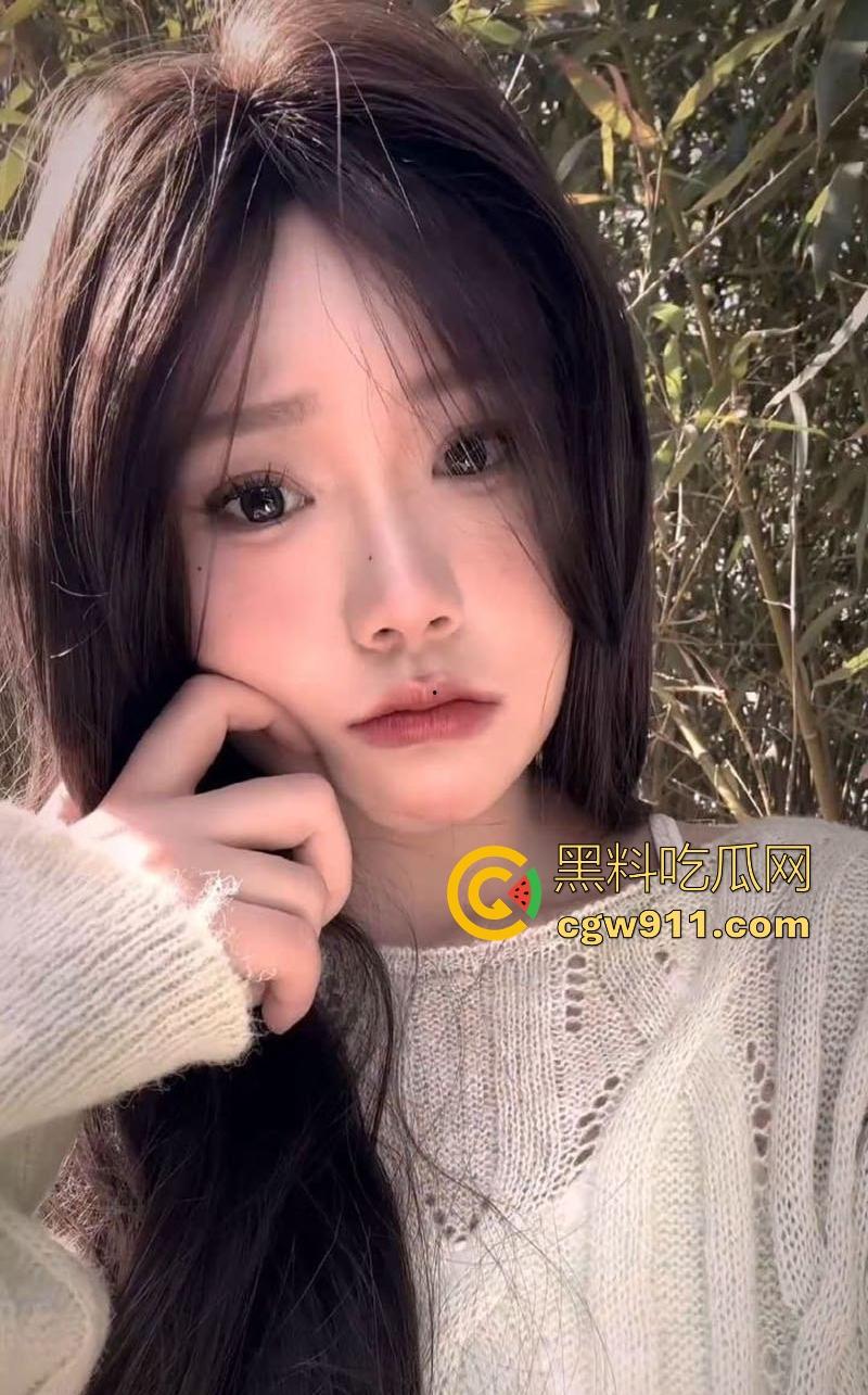 重庆大学高颜值校园女神【卢晓楠】性爱视频曝光,露脸口交一脸淫靡,户外刺激口交,黑丝美腿无套爆操爽翻天!-3