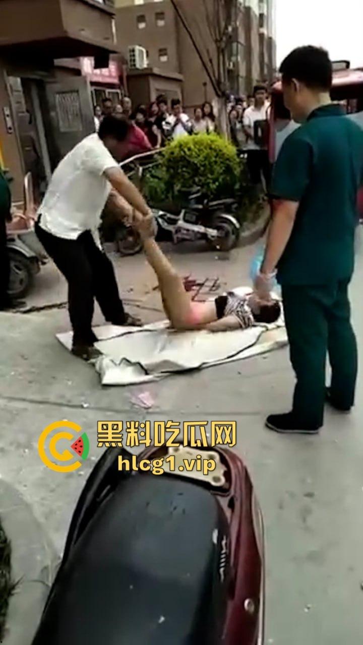 江苏无锡誉龙湖滨小区天台一对男女偷情约炮 男子后入式冲天炮 直接将爽翻天女子顶的坠楼死亡!-3