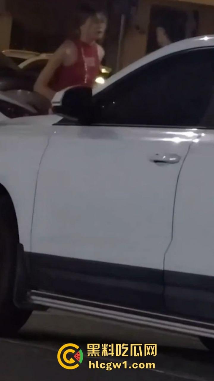 广州清远红衣少女当街强吻赤裸男 倒贴都不要 这货是有多脏?-1