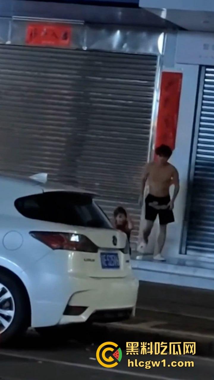 广州清远红衣少女当街强吻赤裸男 倒贴都不要 这货是有多脏?-2