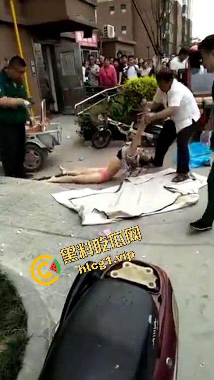 江苏无锡誉龙湖滨小区天台一对男女偷情约炮 男子后入式冲天炮 直接将爽翻天女子顶的坠楼死亡!-8