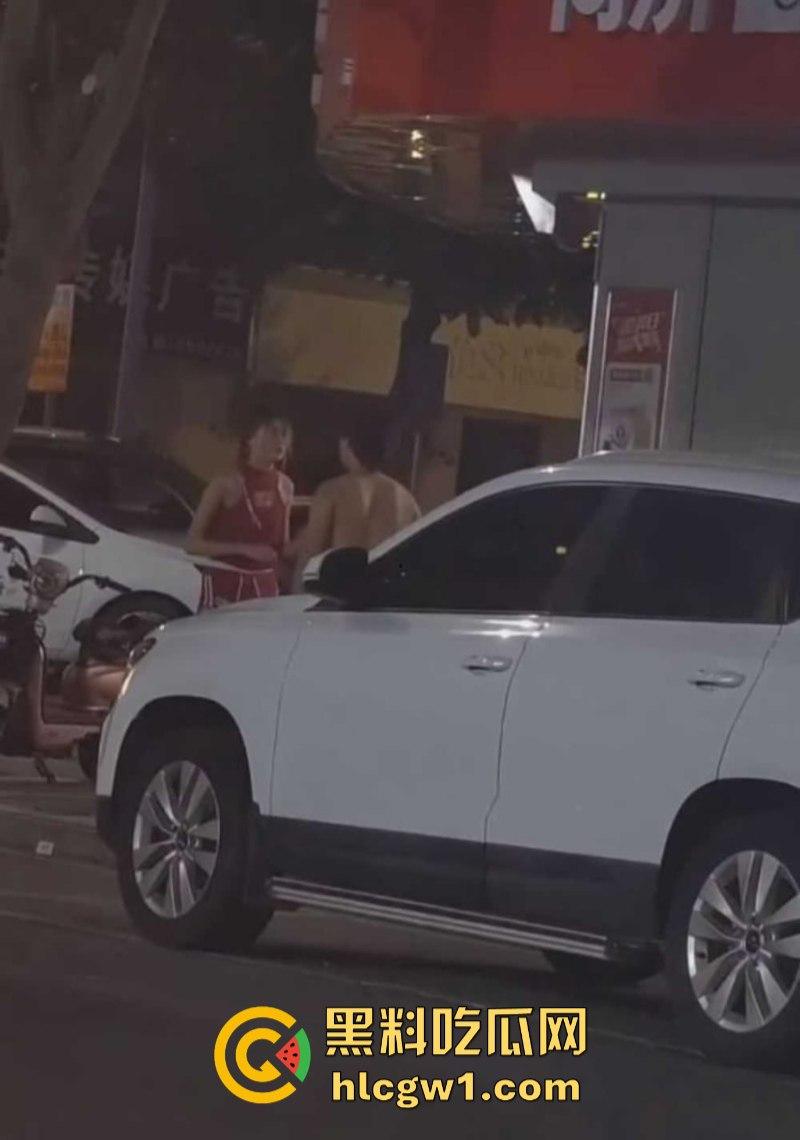 广州清远红衣少女当街强吻赤裸男 倒贴都不要 这货是有多脏?-5