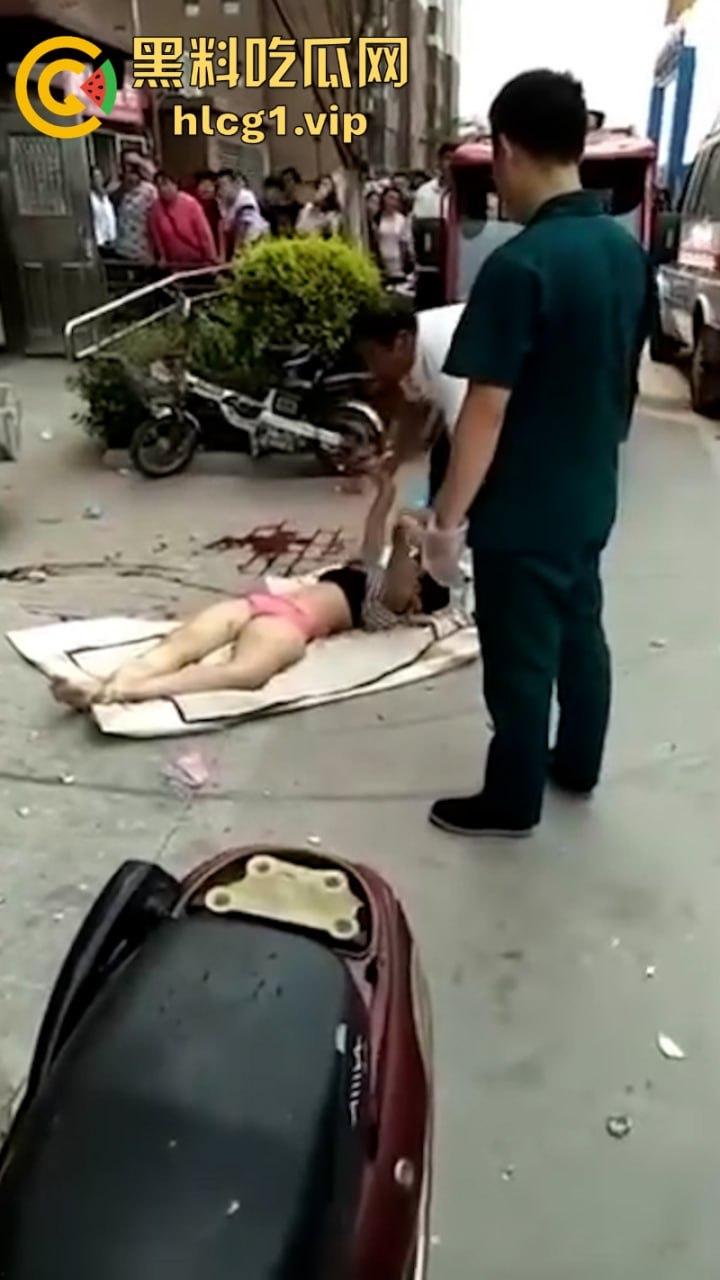 江苏无锡誉龙湖滨小区天台一对男女偷情约炮 男子后入式冲天炮 直接将爽翻天女子顶的坠楼死亡!-10