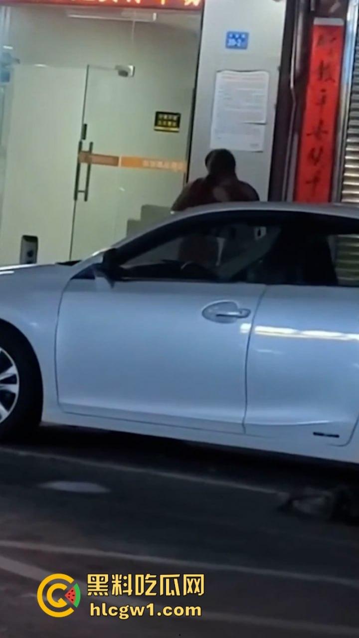 广州清远红衣少女当街强吻赤裸男 倒贴都不要 这货是有多脏?-6